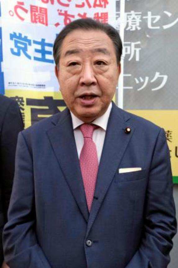　記者団の取材に応じる立憲民主党の野田代表＝１３日午前、東京都内