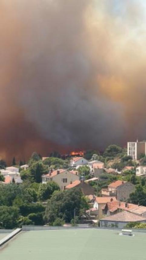 　フランス・マルセイユの住宅街付近で、山火事により立ち上る煙＝８日（＠ｍｉｍｉｉｉｉｅのインスタグラムから、ロイター＝共同）
