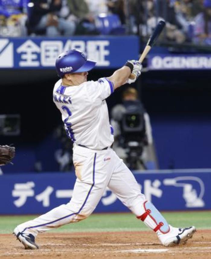 　３回ＤｅＮＡ無死一、二塁、牧が中越えに逆転３ランを放つ＝横浜