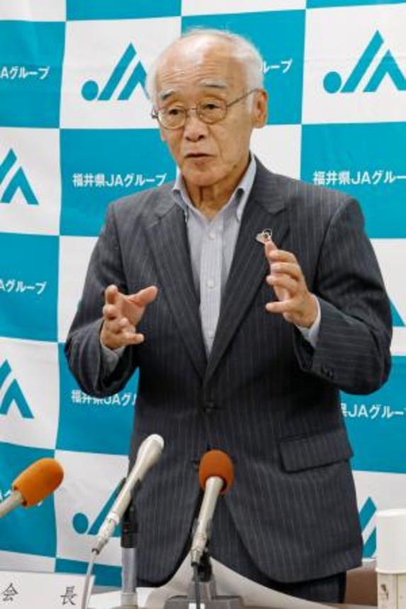 　定例記者会見であいさつするＪＡ福井県中央会の宮田幸一会長＝２７日午後、福井市