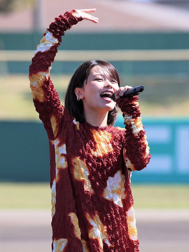 試合前セレモニーで歌唱する足立佳奈さん＝大垣市八島町、市北公園野球場