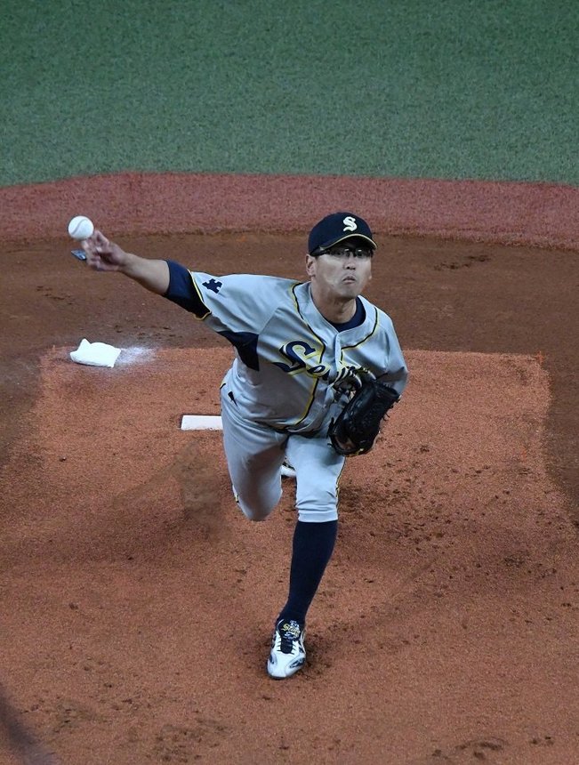 西濃運輸×ホンダ熊本＝力投する西濃運輸の先発・山下＝京セラドーム大阪