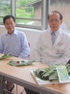 朴葉ずしの魅力をＳＤＧｓの観点から語る野尻眞さん（右）と吉川俊行さん＝加茂郡白川町坂ノ東、白川病院
