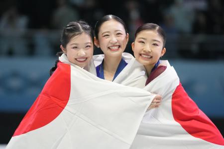 　フィギュアスケートの四大陸選手権で優勝した青木祐奈。左は２位の中井亜美、右は３位の千葉百音＝１月、北京（共同）