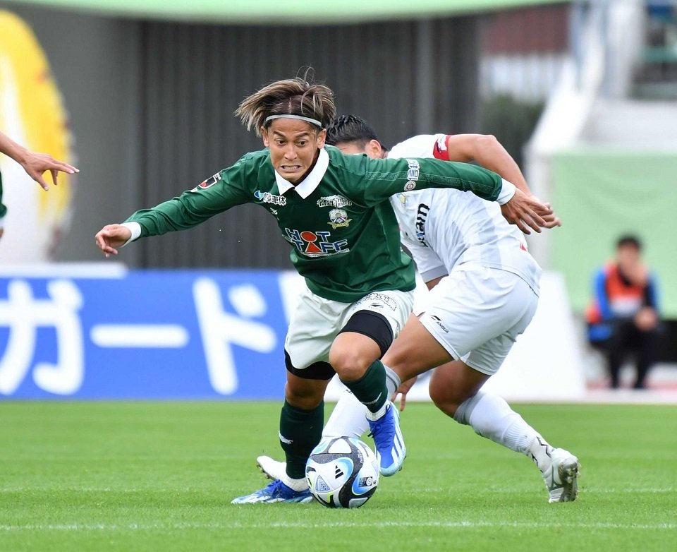ＦＣ岐阜×讃岐＝前半、相手をかわして前を向くＦＣ岐阜のＦＷ藤岡＝長良川競技場