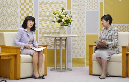　面会する東京都の小池百合子知事（右）と片山財務相＝２０日午前、東京都庁