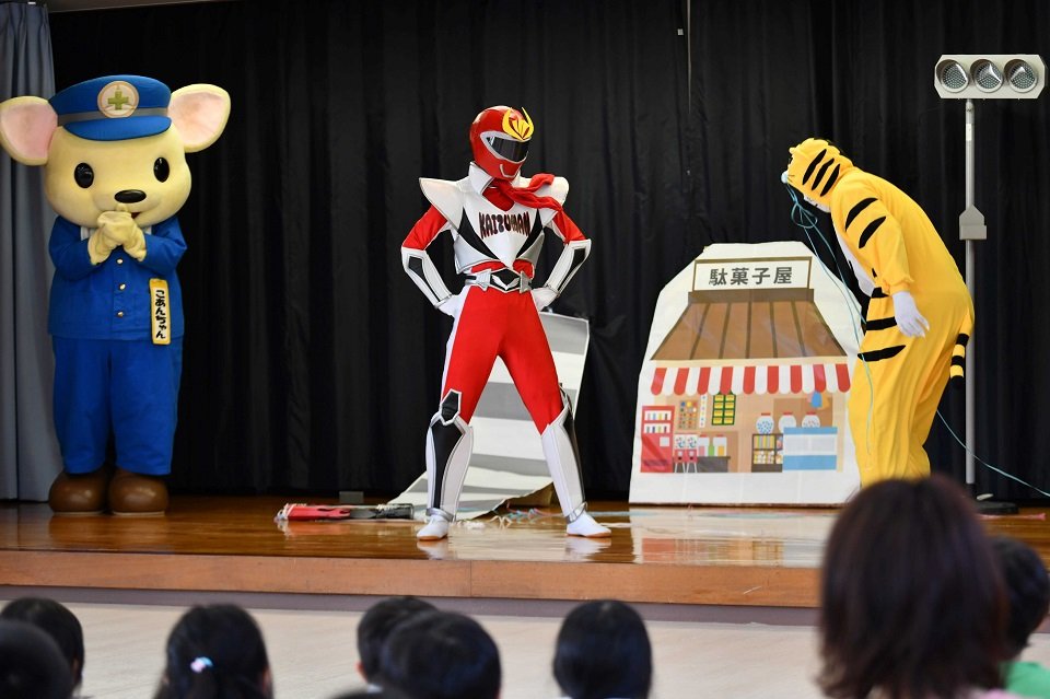 ８年ぶりに復活した「カイヅマン」の交通安全ショー＝海津市南濃町太田、石津認定こども園