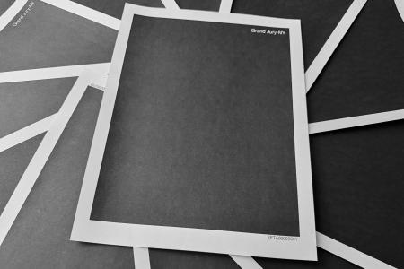 　米司法省が開示した富豪エプスタイン氏に関する黒塗りされた大陪審の資料＝１９日、ワシントン（ＡＰ＝共同）