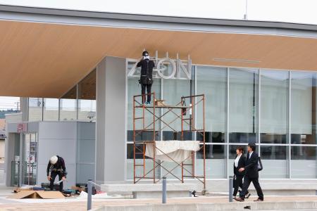 　８月１日にオープンする、ＪＲ双葉駅前に建設中のイオン＝１日午後、福島県双葉町