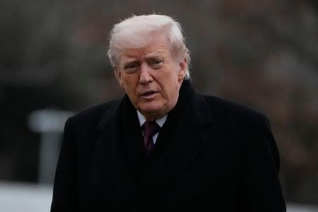 　１７日、米大統領専用ヘリ「マリーンワン」から降りたトランプ大統領＝ワシントン（ＡＰ＝共同）