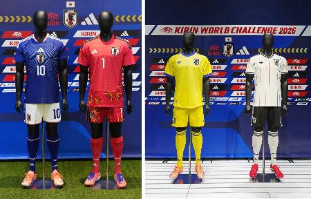 　サッカー日本代表のユニホーム（左）。右はアウェー用