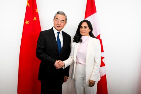 　会談に臨む中国の王毅外相（左）とカナダのアナンド外相＝２９日、オタワ（Ｓｐｅｎｃｅｒ　Ｃｏｌｂｙ／Ｔｈｅ　Ｃａｎａｄｉａｎ　Ｐｒｅｓｓ提供、ＡＰ＝共同）