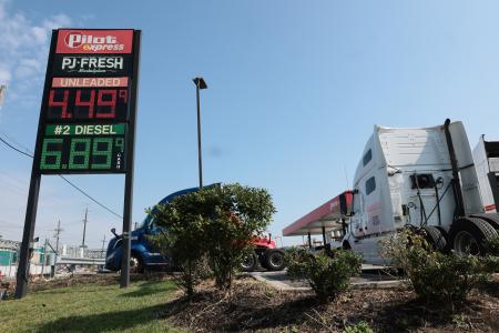 　燃料価格を示すガソリンスタンドの看板＝１７日、米東部ニュージャージー州ニューアーク（ゲッティ＝共同）