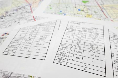 　岡山県総社市が公開を取りやめた、市内施設のバリアフリー状況を記したマップ。補助犬の受け入れ状況欄の一部に「×」と表示されていた