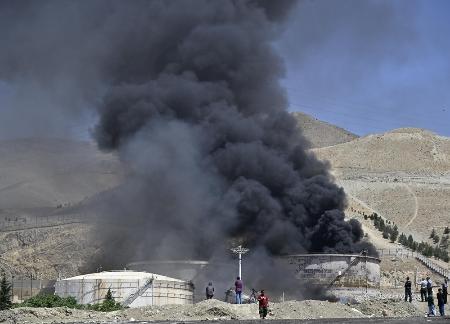 　イスラエル軍による攻撃を受け、黒煙を上げる石油貯蔵施設＝１５日、テヘラン