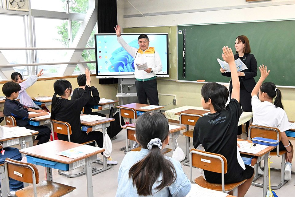 お金にまつわるクイズに回答する児童たち＝岐阜市北一色、長森西小学校