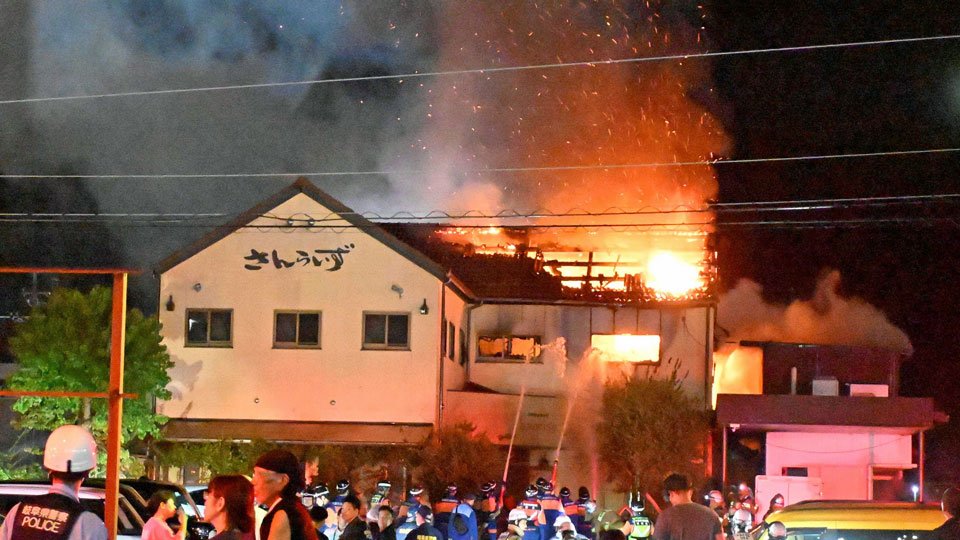 炎を上げて燃えるケーキ店＝５日午後１０時６分、本巣市宗慶