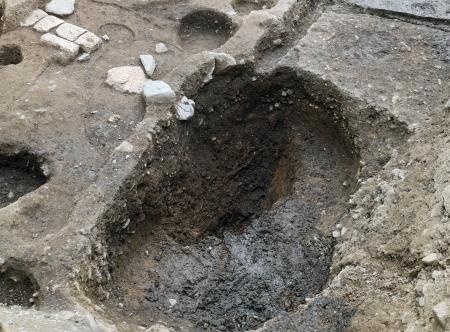　平安京の中心部・内裏跡の発掘調査で見つかった「安福殿」の大型柱穴＝２８日午前、京都市上京区