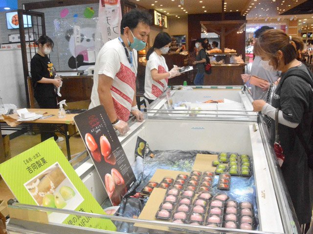 人気のフルーツ大福が並ぶ販売コーナー＝関市倉知、マーゴ