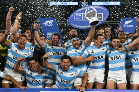 　ニュージーランドを破り、喜ぶアルゼンチンの選手たち＝２３日、ブエノスアイレス（ＡＰ＝共同）