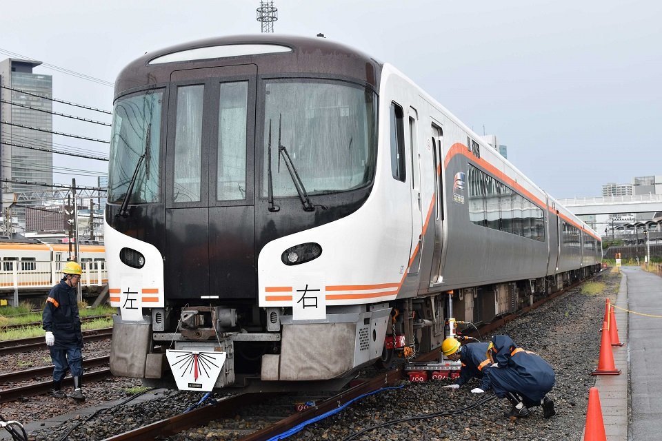 車両の位置を慎重に確認しながら行われた脱線復旧訓練＝名古屋市中村区、ＪＲ東海名古屋車両区