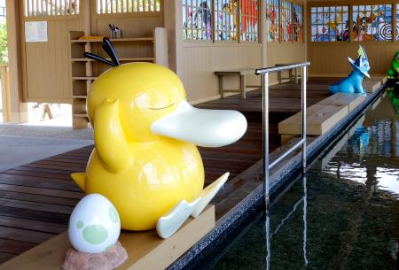 　ポケモン足湯の「コダック」（手前）と「シャワーズ」。現在は修復のため撤去されている＝５月、石川県七尾市
