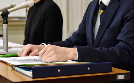 　三重県による調査を求め、記者会見する被害女性の両親＝２５日午後、津市