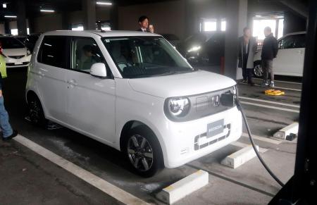 　急速充電器を使用して充電するホンダの電気自動車（ＥＶ）＝３日午後、さいたま市