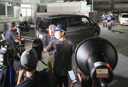 　神戸市の女性殺害事件で、谷本将志容疑者を乗せて葺合署に到着した車＝２２日午後１１時４２分