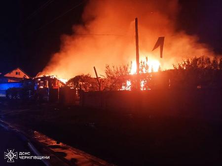 　ロシア軍による攻撃があったウクライナ北部チェルニヒウ州の現場で、立ち上る炎＝５日（ウクライナ非常事態庁提供、ゲッティ＝共同）