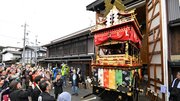 雨間に通りに曳き出される屋台＝９日午後、岐阜県高山市