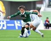 ＦＣ岐阜×讃岐＝前半、相手をかわして前を向くＦＣ岐阜のＦＷ藤岡＝長良川競技場