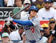 　パドレス戦の９回、三塁打を放つドジャース・大谷＝サンディエゴ（共同）