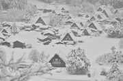 ２メートルを超す積雪になった白川郷合掌造り集落＝１７日午後３時４７分、岐阜県白川村荻町