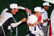 　米男子ゴルフの下部ツアー最終戦を終え、キャディーから祝福される平田憲聖（右から２番目）＝１２日、インディアナ州フレンチリック（ゲッティ＝共同）