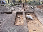 景石や池状のくぼ地が見つかった試掘現場＝郡上市大和町牧、篠脇城跡（市教育委員会提供）