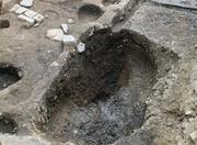 　平安京の中心部・内裏跡の発掘調査で見つかった「安福殿」の大型柱穴＝２８日午前、京都市上京区