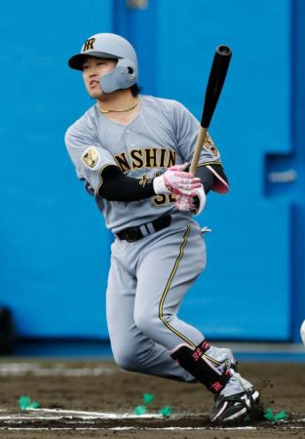 　日本ハムとの練習試合で安打を放つ阪神・浜田＝名護