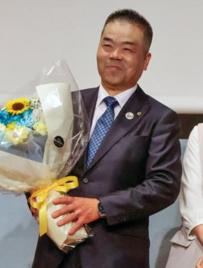 　滋賀県知事選で４選を決めた三日月大造氏＝５日夜、大津市