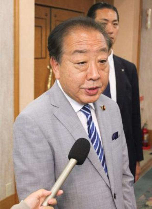 　栃木県小山市で記者団の取材に応じる立憲民主党の野田代表＝１０日午後