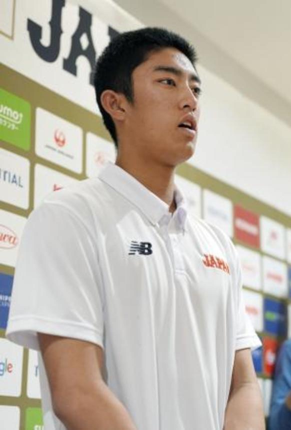 　野球のＵ―１８アジア選手権から帰国し、取材に応じる高校日本代表の織田翔希＝１４日、羽田空港