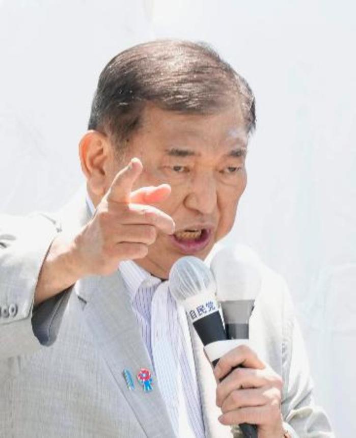 　街頭演説する自民党総裁の石破首相＝６日午後、甲府市