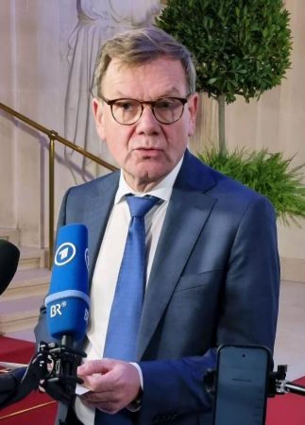 　４日、ウィーンで記者団の取材に応じるドイツのワーデフール外相（共同）