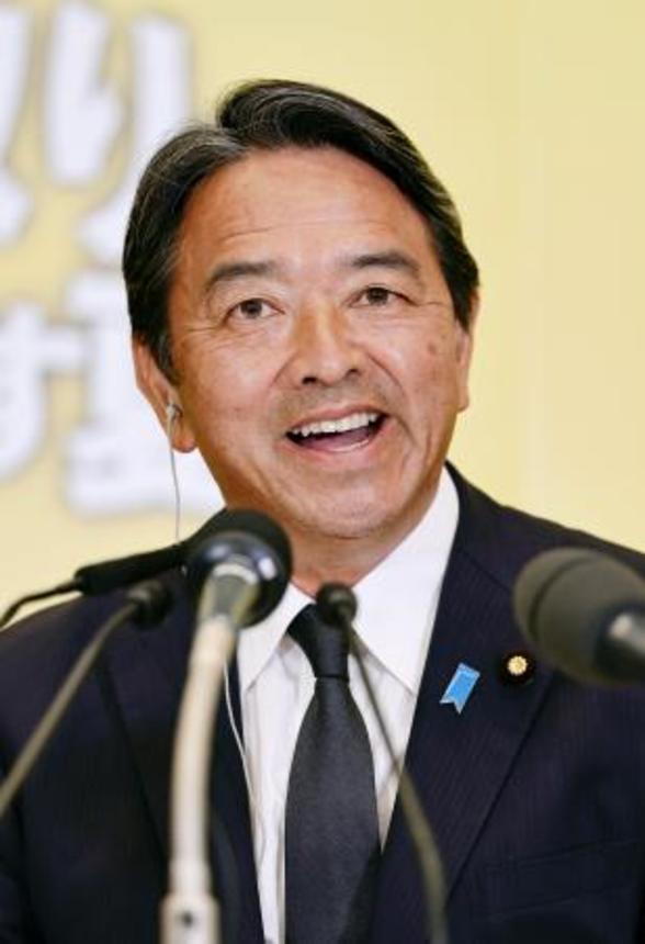 　笑顔でメディアのインタビューに答える国民民主党の榛葉幹事長＝２０日午後８時２分、東京都新宿区