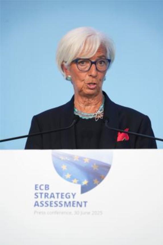 　３０日、ポルトガル・シントラで記者会見するＥＣＢのラガルド総裁（共同）