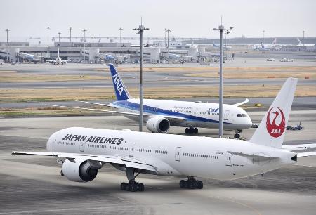 　全日本空輸と日本航空の機体＝２０２２年、羽田空港