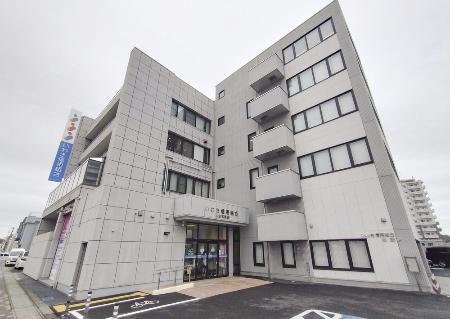 　いわき信用組合本部と本店営業部が入る建物＝５月、福島県いわき市