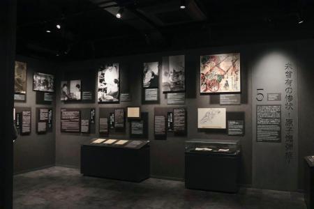 　「旧広島逓信病院外来棟平和資料館」の館内＝３０日午前、広島市中区