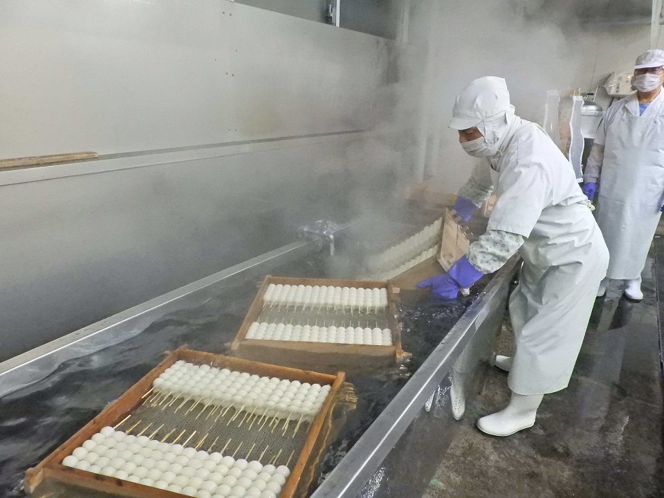 蒸した後、団子を湯にくぐらせる