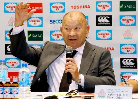 　ラグビー日本代表のメンバー発表記者会見に臨むエディー・ジョーンズ・ヘッドコーチ＝１０日、東京都内